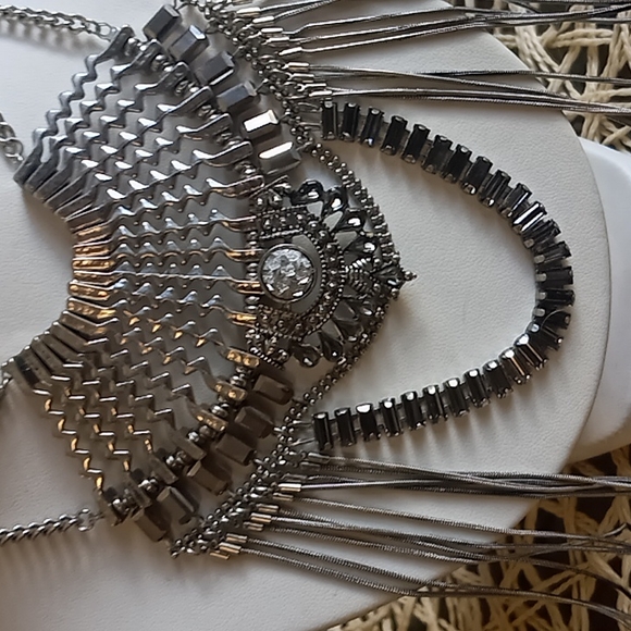 Unique bib necklace - Picture 3 of 7